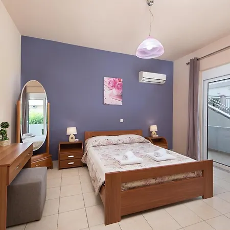 Kiriakos Family Suites R *