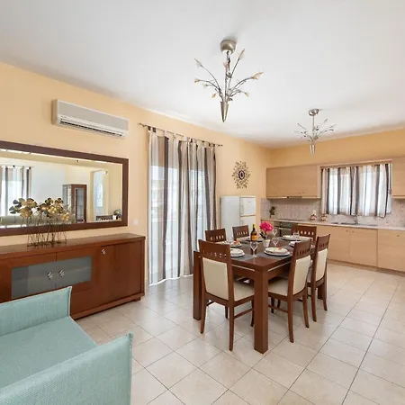 Kiriakos Family Suites R